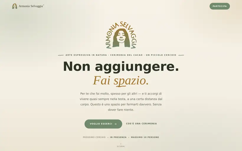 La prima schermata del sito di Armonia Selvaggia: logo disegnato a mano, fondo color sabbia e il titolo «Non aggiungere. Fai spazio.»